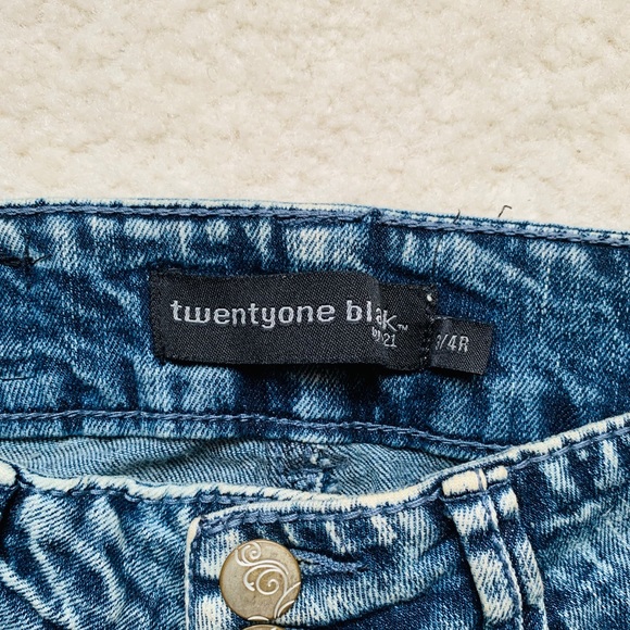 Juniors- Acid Wash Jeans - Picture 3 of 5